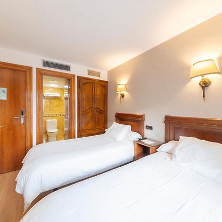 Hostal Sin Recep24H Puerta De La Villa - Pet Friendly & Restaurante อัลมาซัน ภายนอก รูปภาพ