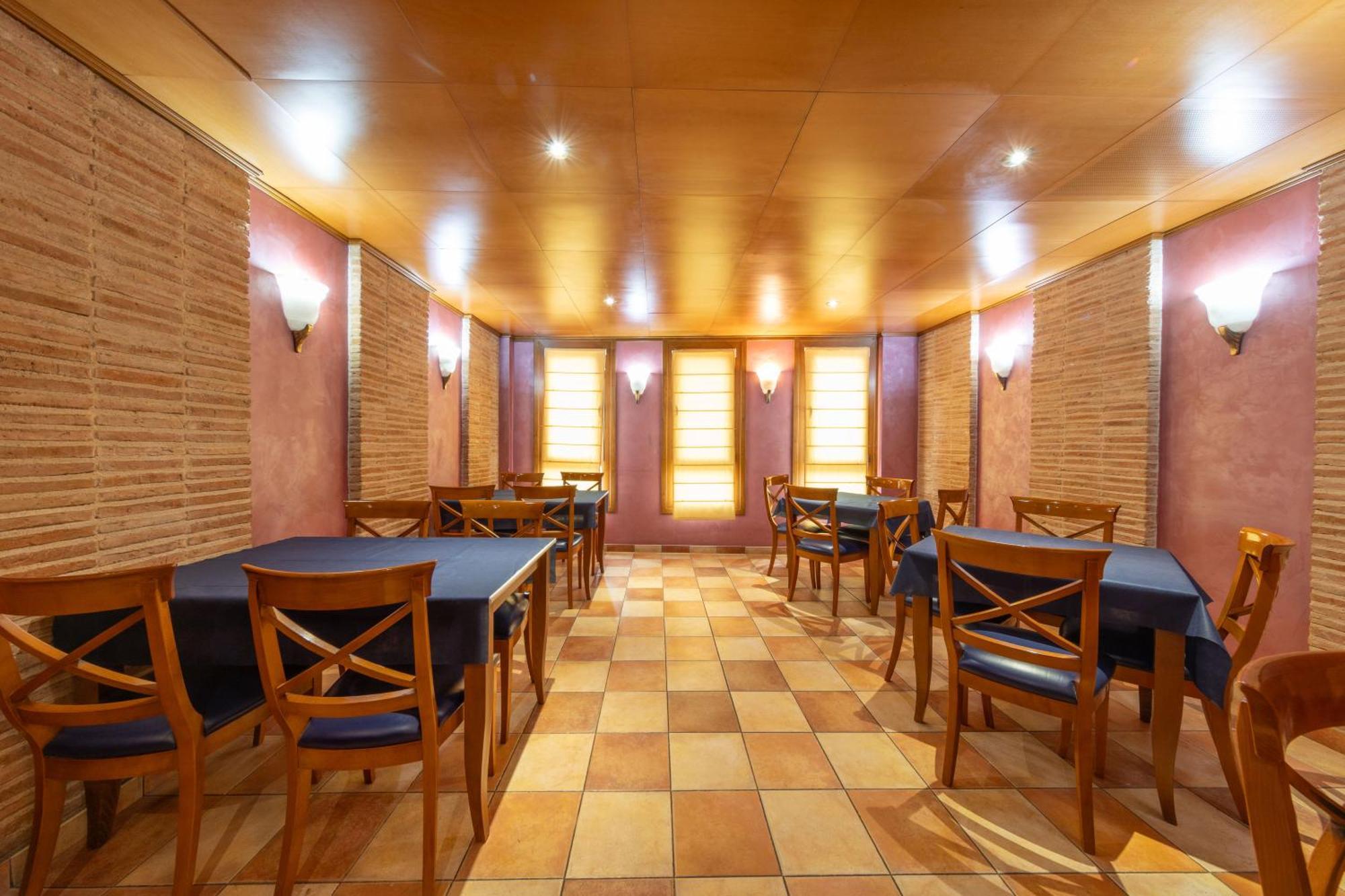 Hostal Sin Recep24H Puerta De La Villa - Pet Friendly & Restaurante อัลมาซัน ภายนอก รูปภาพ