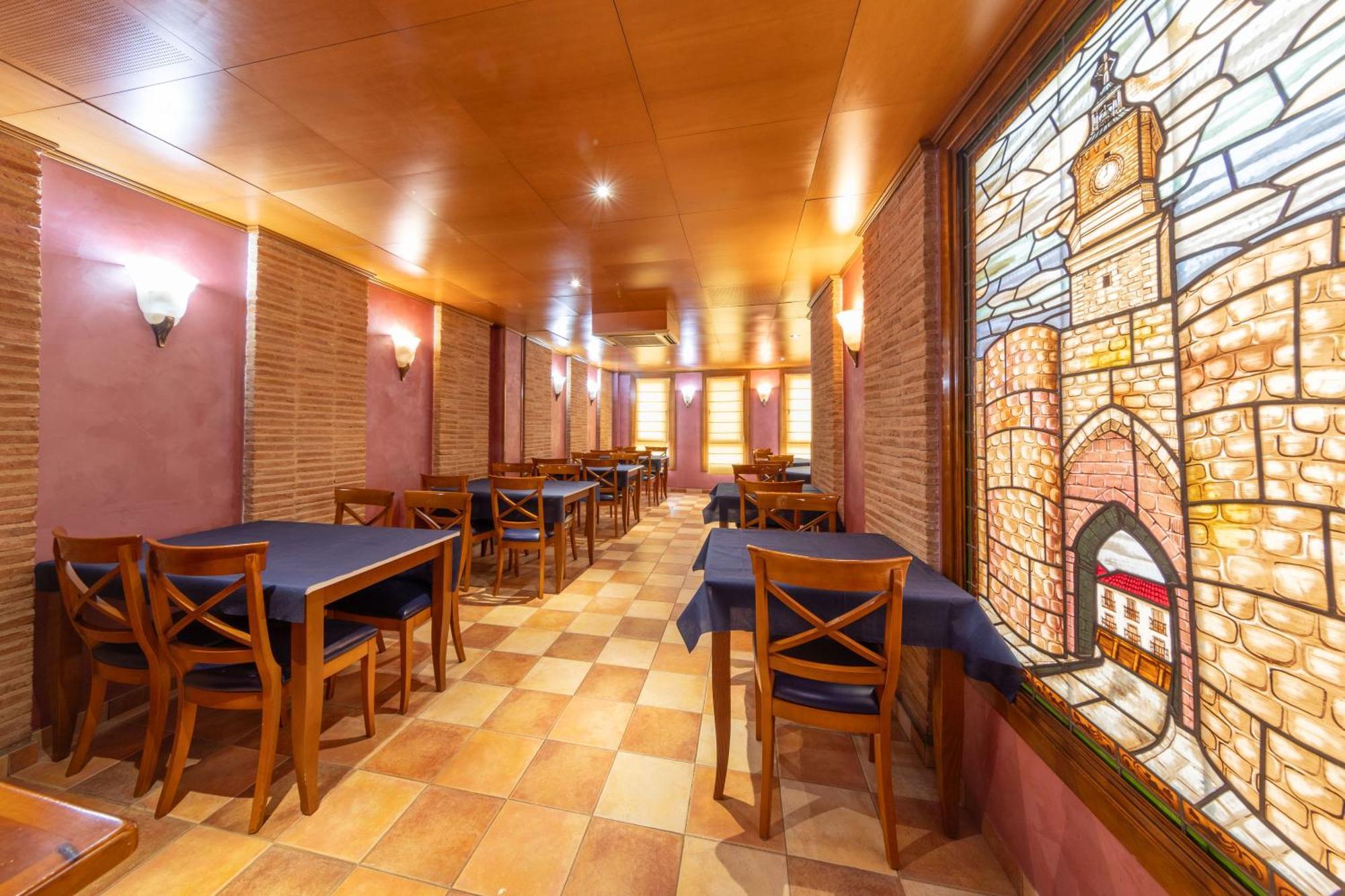 Hostal Sin Recep24H Puerta De La Villa - Pet Friendly & Restaurante อัลมาซัน ภายนอก รูปภาพ