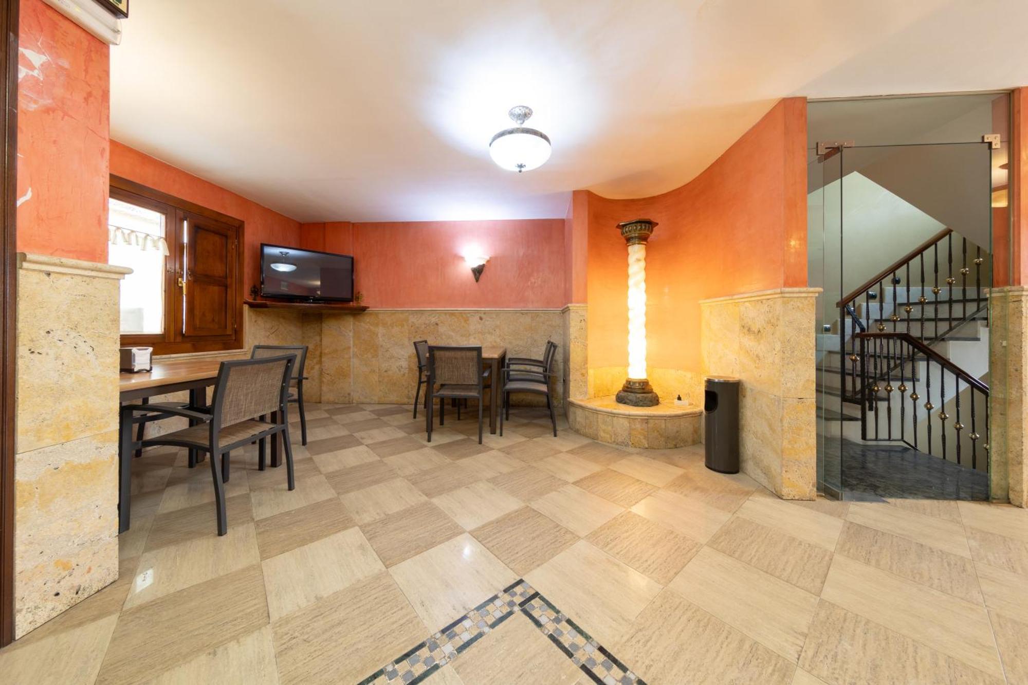 Hostal Sin Recep24H Puerta De La Villa - Pet Friendly & Restaurante อัลมาซัน ภายนอก รูปภาพ