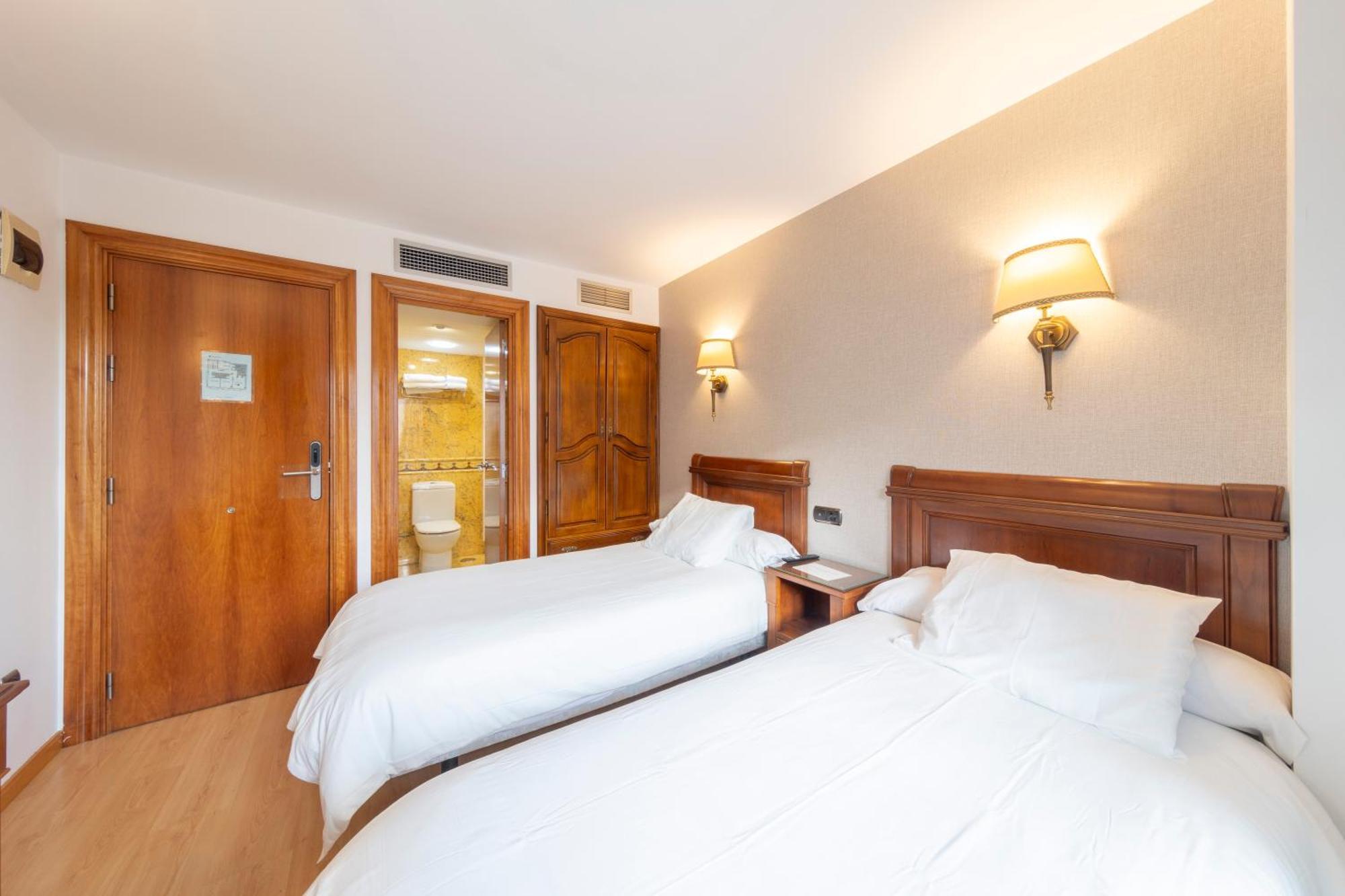 Hostal Sin Recep24H Puerta De La Villa - Pet Friendly & Restaurante อัลมาซัน ภายนอก รูปภาพ