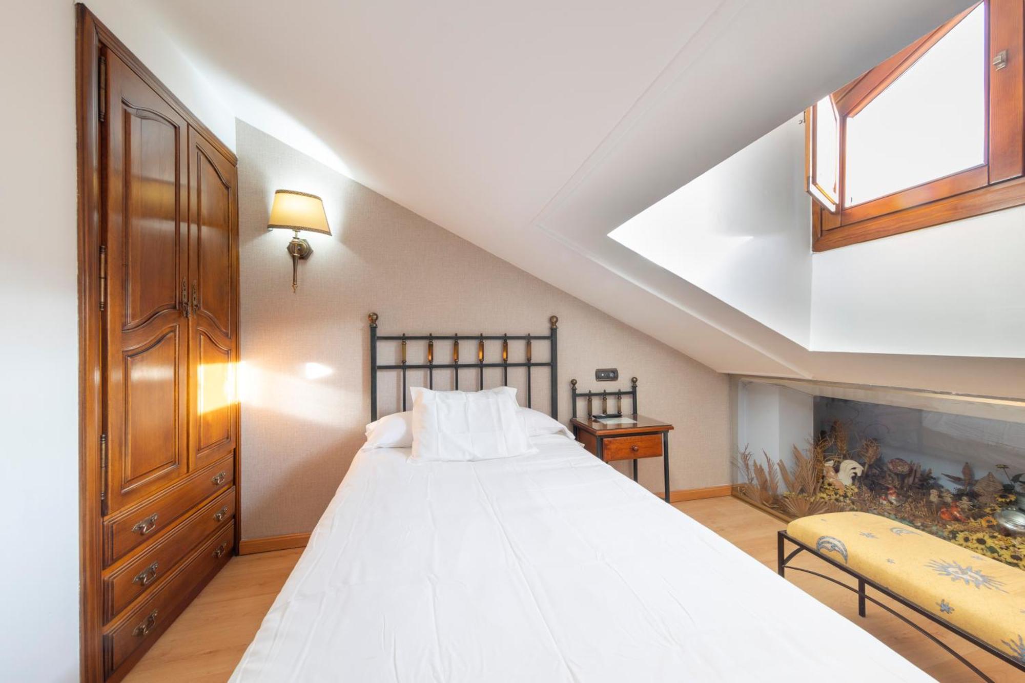 Hostal Sin Recep24H Puerta De La Villa - Pet Friendly & Restaurante อัลมาซัน ภายนอก รูปภาพ