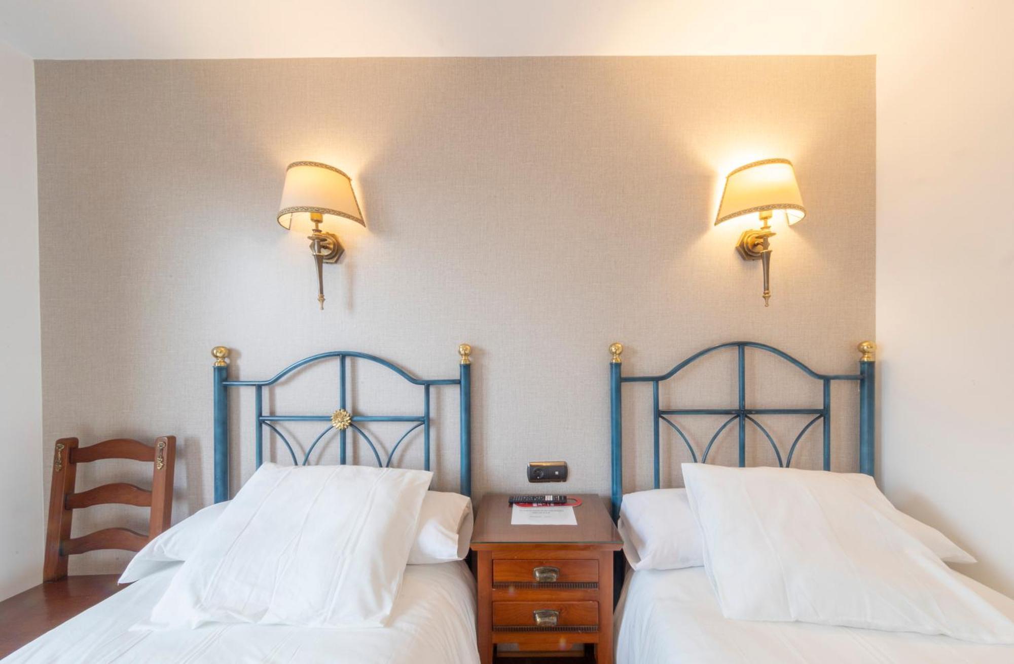 Hostal Sin Recep24H Puerta De La Villa - Pet Friendly & Restaurante อัลมาซัน ภายนอก รูปภาพ