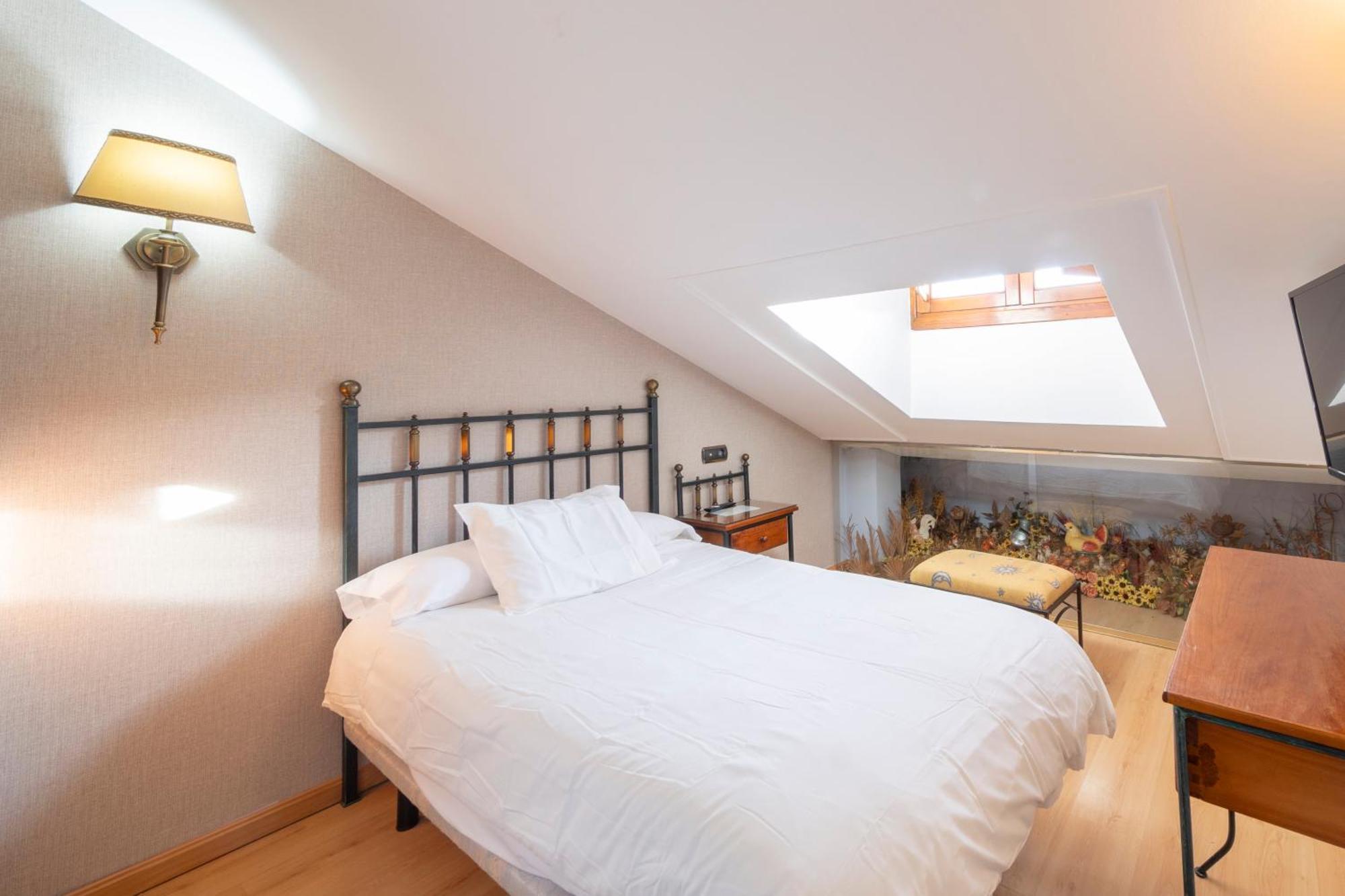 Hostal Sin Recep24H Puerta De La Villa - Pet Friendly & Restaurante อัลมาซัน ภายนอก รูปภาพ