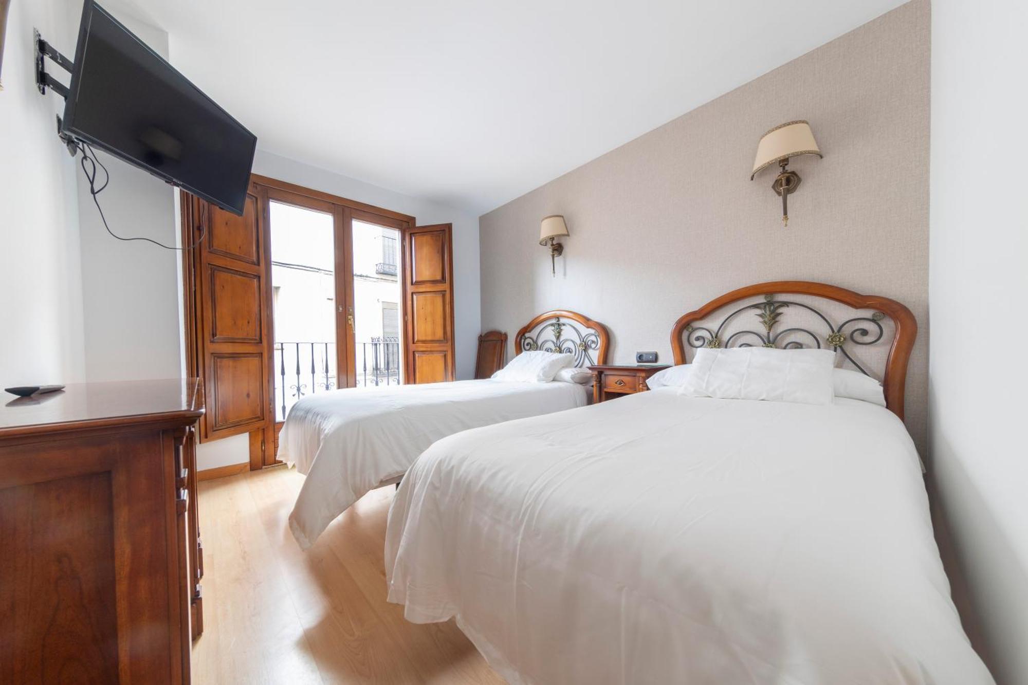 Hostal Sin Recep24H Puerta De La Villa - Pet Friendly & Restaurante อัลมาซัน ภายนอก รูปภาพ