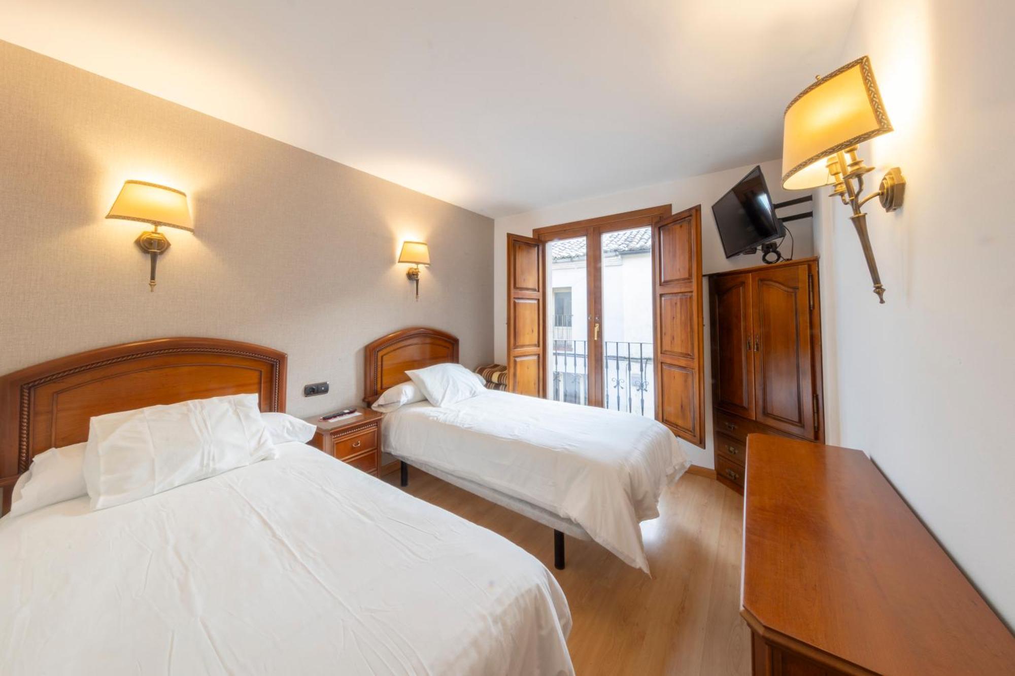 Hostal Sin Recep24H Puerta De La Villa - Pet Friendly & Restaurante อัลมาซัน ภายนอก รูปภาพ