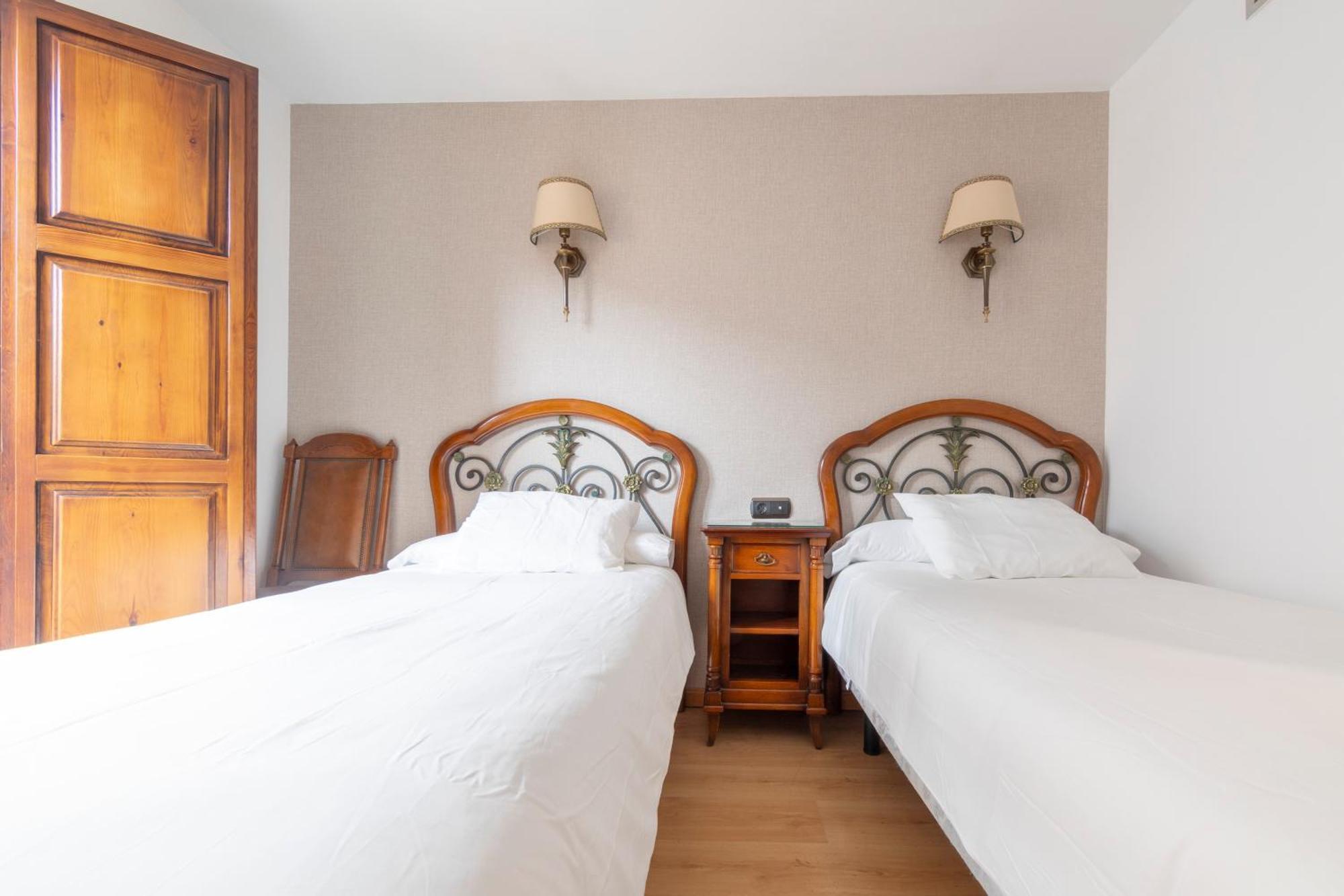 Hostal Sin Recep24H Puerta De La Villa - Pet Friendly & Restaurante อัลมาซัน ภายนอก รูปภาพ