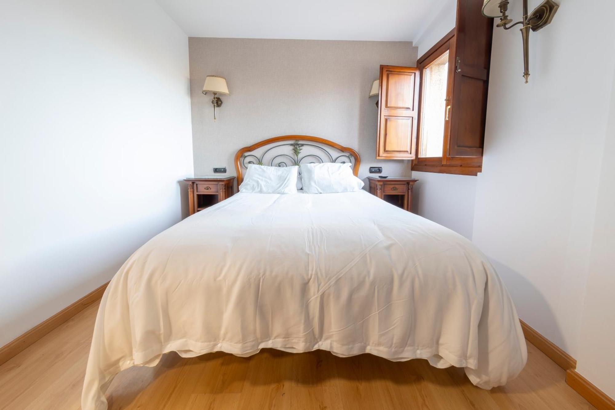 Hostal Sin Recep24H Puerta De La Villa - Pet Friendly & Restaurante อัลมาซัน ภายนอก รูปภาพ