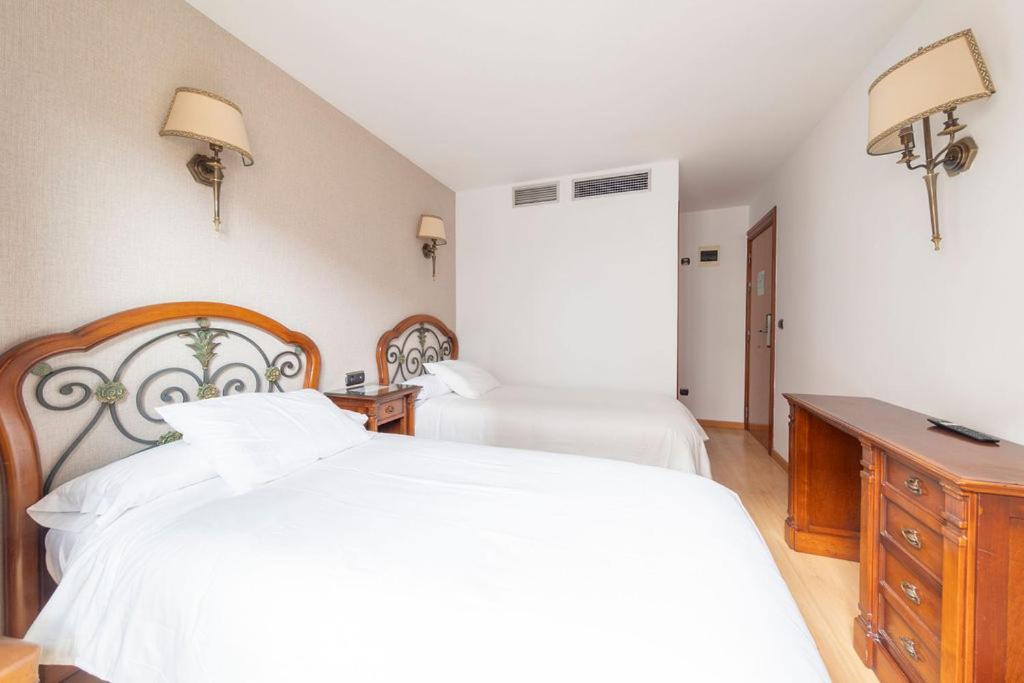 Hostal Sin Recep24H Puerta De La Villa - Pet Friendly & Restaurante อัลมาซัน ภายนอก รูปภาพ