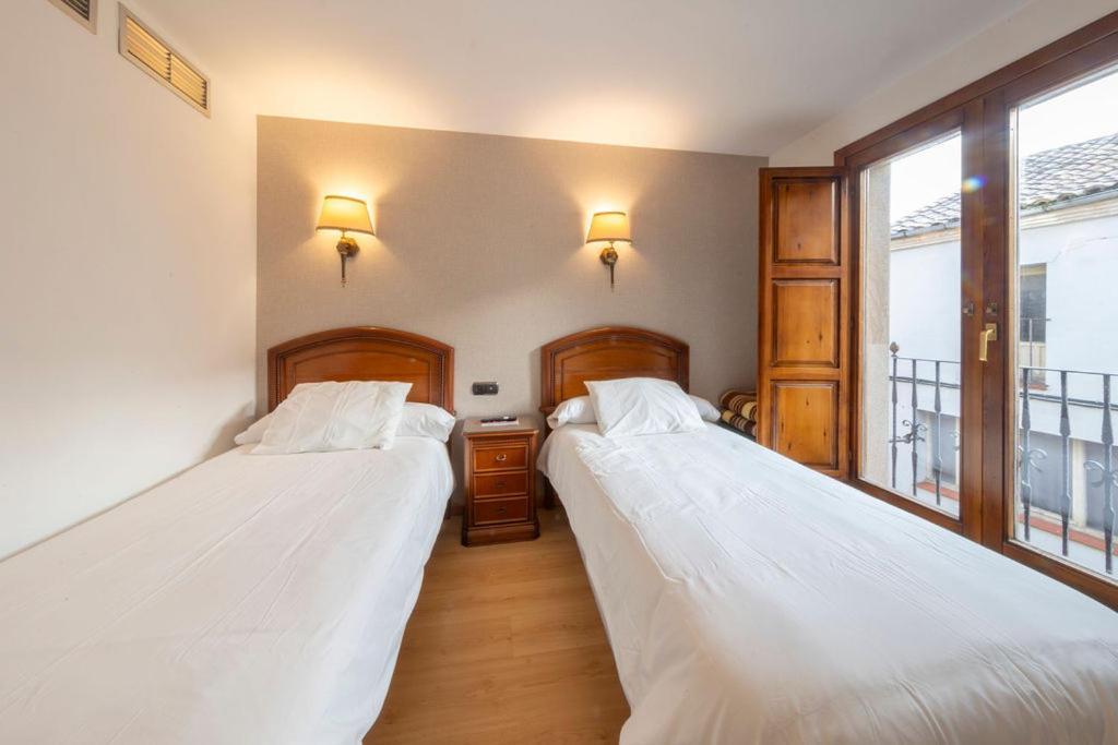 Hostal Sin Recep24H Puerta De La Villa - Pet Friendly & Restaurante อัลมาซัน ภายนอก รูปภาพ