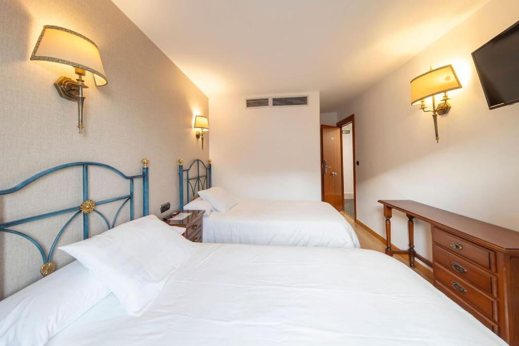 Hostal Sin Recep24H Puerta De La Villa - Pet Friendly & Restaurante อัลมาซัน ภายนอก รูปภาพ